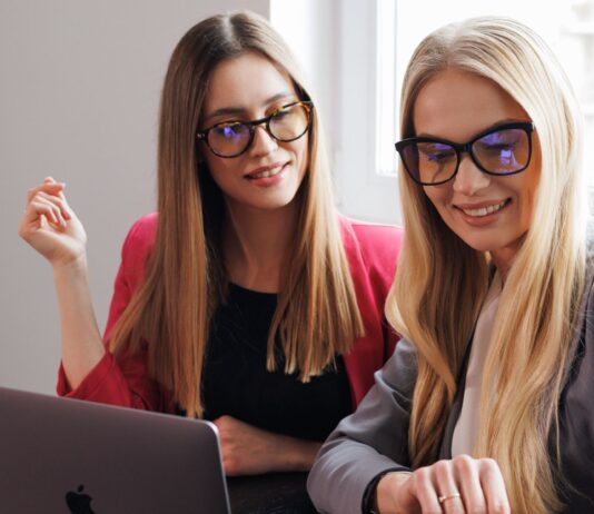 Okulary do komputera z filtrem światła niebieskiego – dlaczego warto je nosić na co dzień? Okulary do komputera z filtrem światła niebieskiego